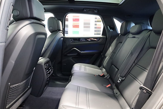 Porsche Cayenne 27 of 29