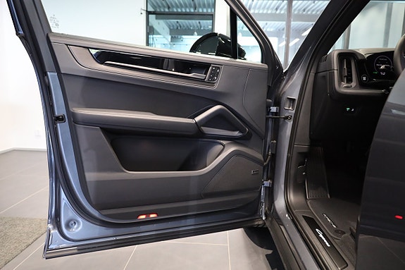 Porsche Cayenne 19 of 29