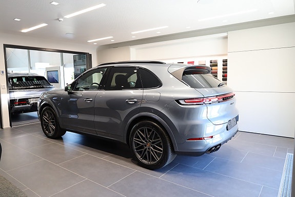 Porsche Cayenne 9 of 29