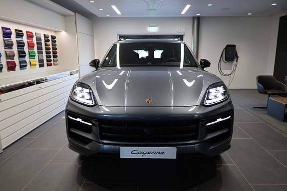 Porsche Cayenne 4 of 5