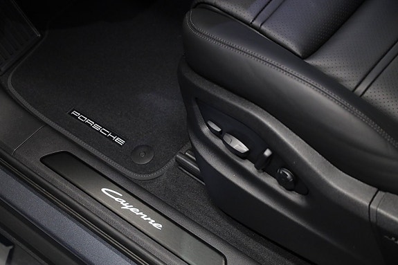 Porsche Cayenne 17 of 29