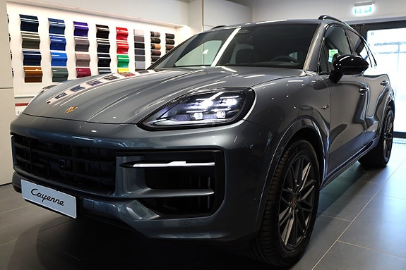 Porsche Cayenne 2 of 5