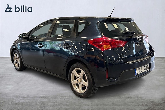 Toyota Auris 2 of 5