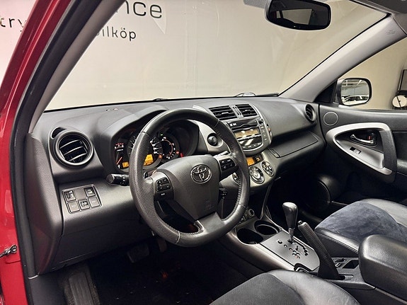 Toyota RAV4 8 of 18