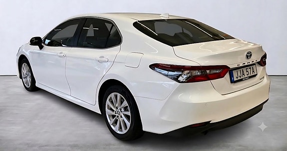 Toyota Camry 2 of 5