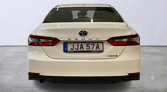 Toyota Camry 3 of 5