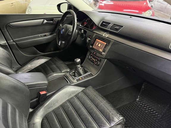 Volkswagen Passat 10 of 14