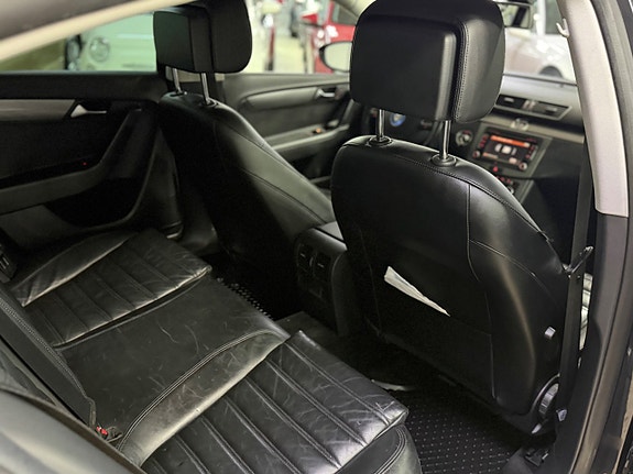 Volkswagen Passat 13 of 14