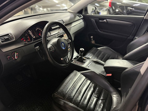 Volkswagen Passat 12 of 14