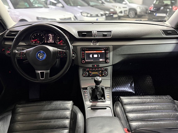 Volkswagen Passat 9 of 14