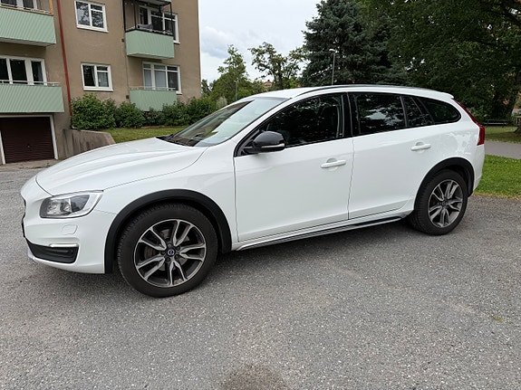 Volvo V60 Cross Country 2 of 5