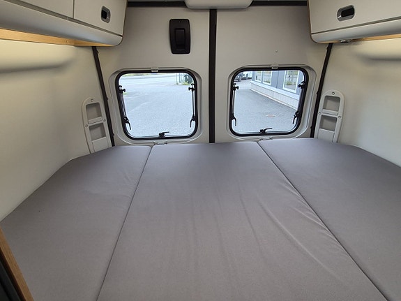 Sun Living V-series 60 SP dragkrok, end 1200 mil, dubbelbädd, solcell, kanonfin 14 of 25