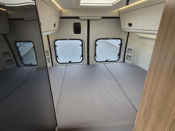 Sun Living V-series 60 SP dragkrok, end 1200 mil, dubbelbädd, solcell, kanonfin 13 of 25