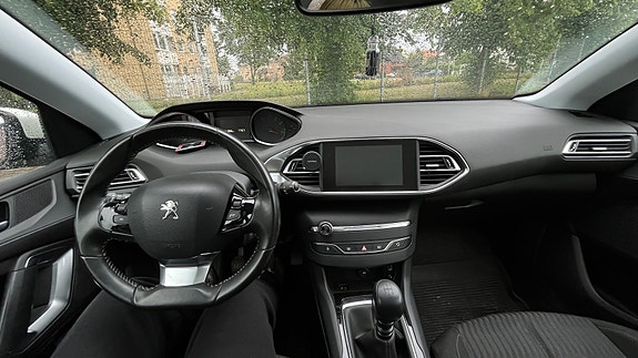 Peugeot 308 4 of 5