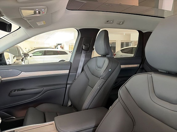 Volvo EX90 10 of 21