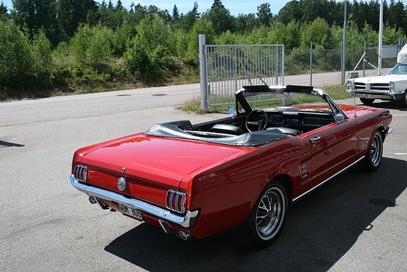 Ford Mustang 2 of 19