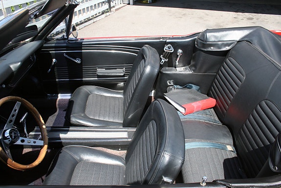 Ford Mustang 13 of 19