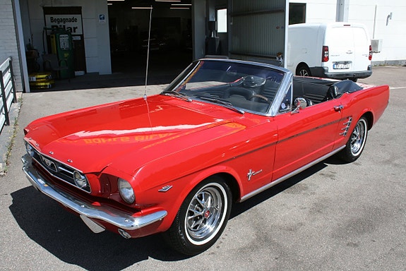 Ford Mustang 8 of 19
