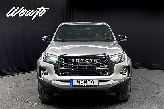 Toyota HiLux 2 of 25