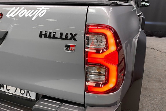 Toyota HiLux 25 of 25