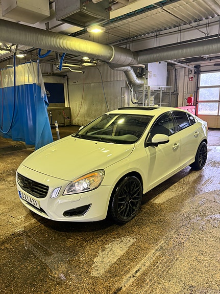 Volvo S60 2 of 5