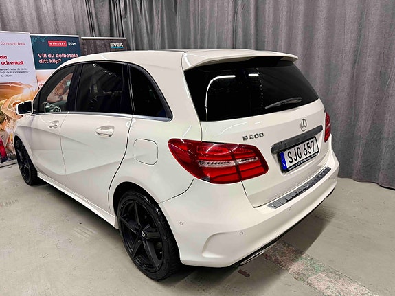 Mercedes-Benz B200 4 of 5