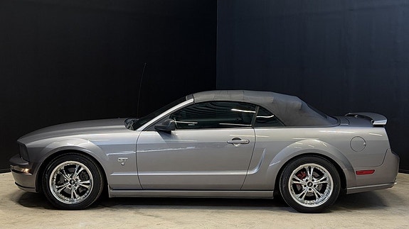 Ford Mustang 4 of 5