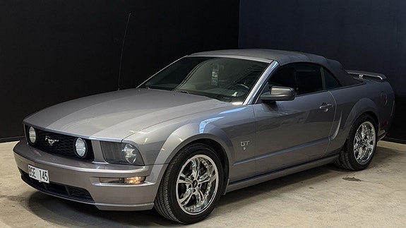 Ford Mustang 3 of 5