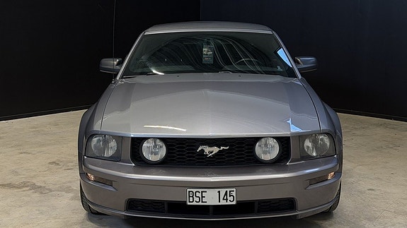Ford Mustang 2 of 5