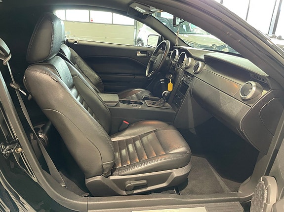 Ford Mustang 14 of 27