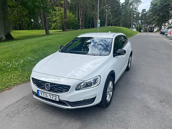 Volvo V60 Cross Country 2 of 5
