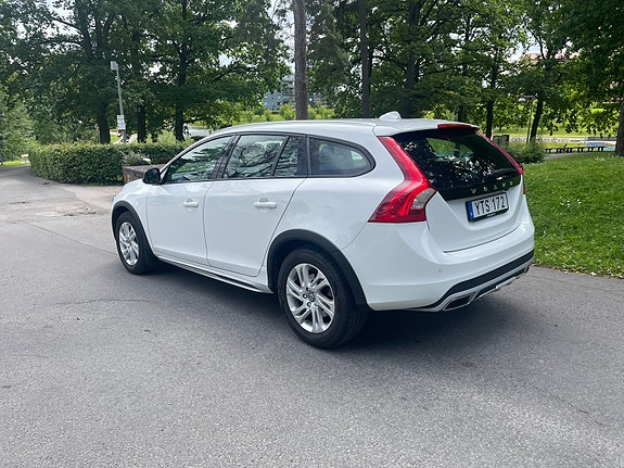 Volvo V60 Cross Country 3 of 5