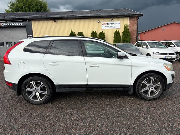 Volvo XC60 2 of 5