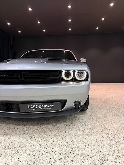 Dodge Challenger 3 of 5