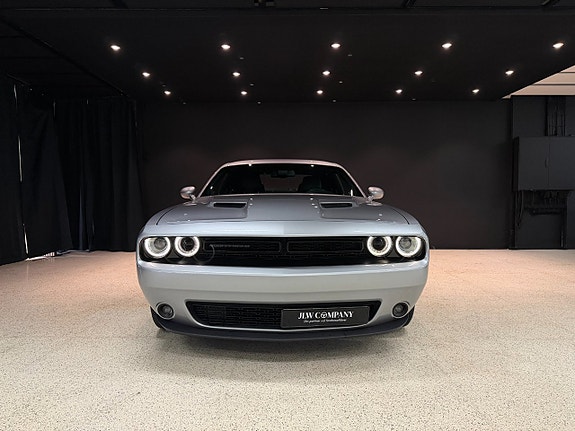 Dodge Challenger 2 of 5