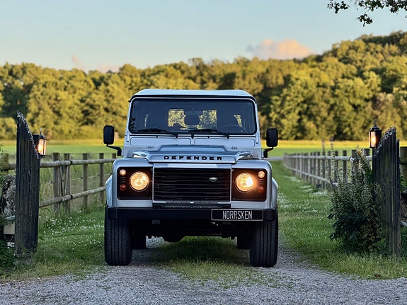 Land Rover Defender 110 5 of 5