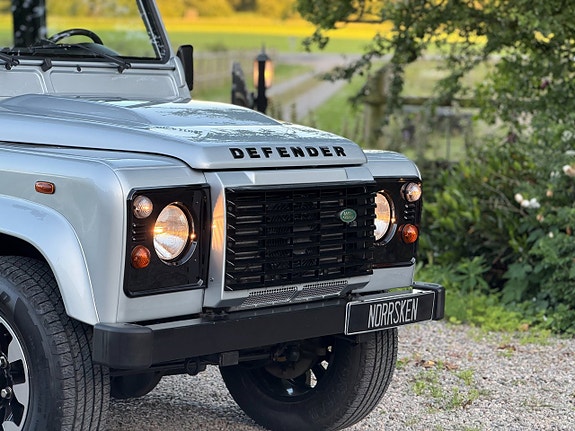 Land Rover Defender 110 3 of 5