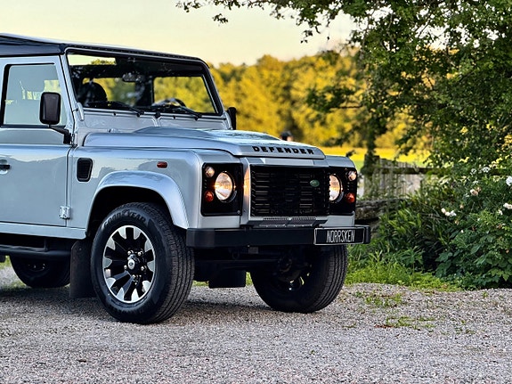 Land Rover Defender 110 2 of 5
