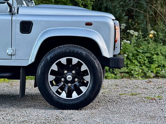 Land Rover Defender 110 4 of 5