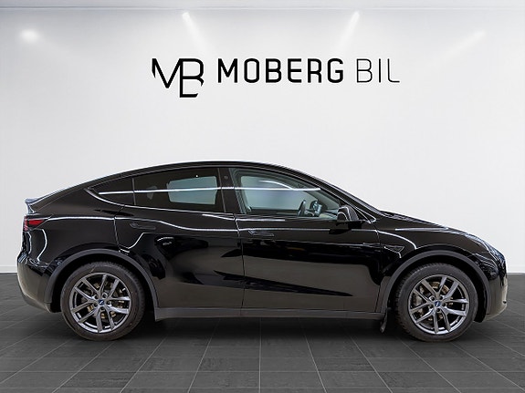 Tesla Model Y 4 of 5