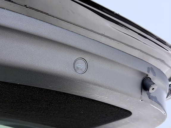 Tesla Model Y 17 of 19