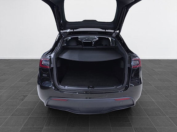 Tesla Model Y 16 of 19