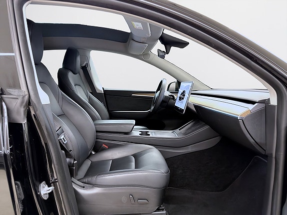 Tesla Model Y 15 of 19