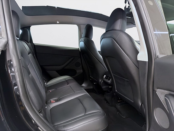 Tesla Model Y 10 of 19