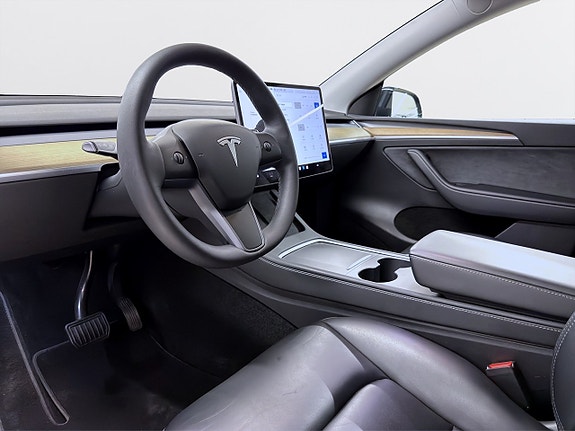 Tesla Model Y 9 of 19