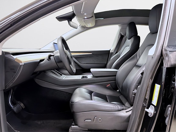 Tesla Model Y 8 of 19