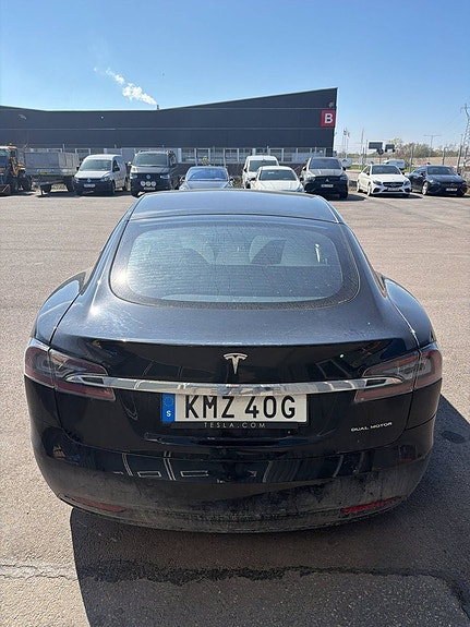 Tesla Model S 4 of 5