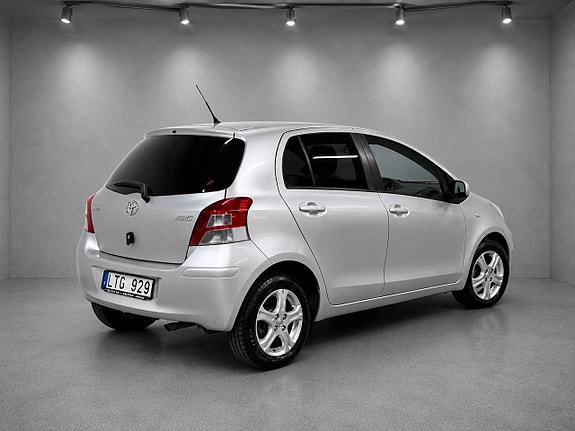 Toyota Yaris 8 of 15