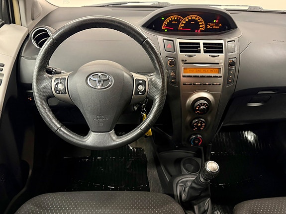 Toyota Yaris 10 of 15