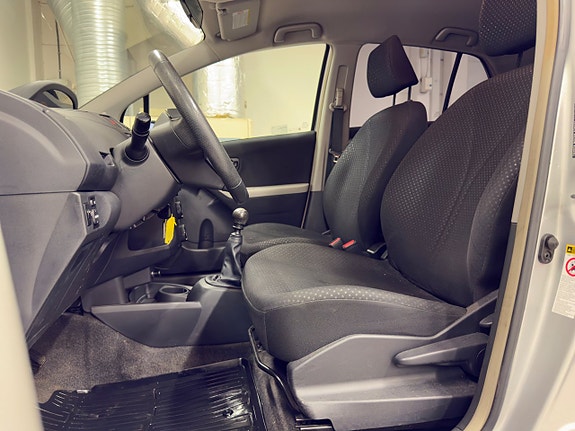 Toyota Yaris 12 of 15
